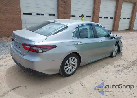 2021 Toyota Camry Le z USA, uszkodzony, nr VIN 4T1R11AK8MU567819